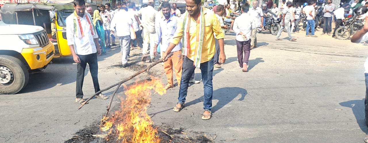 మాజీ మంత్రి జగదీశ్వర్ రెడ్డి దిష్టిబొమ్మ దహనం..